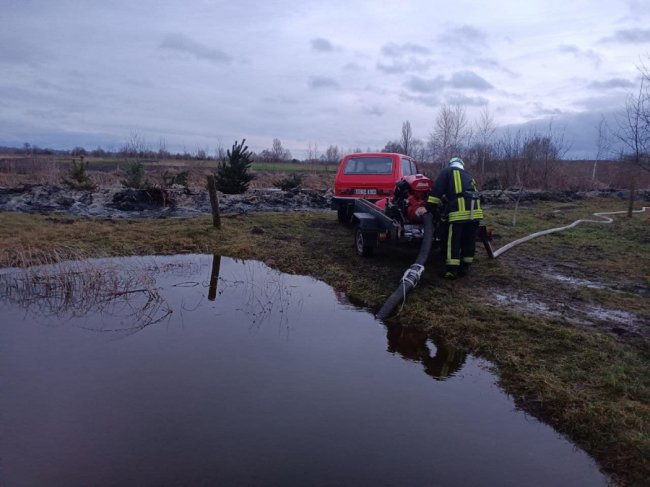 На Волині рятувальники відкачували воду з присадибних ділянок