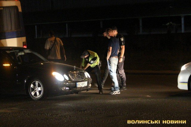 У Луцьку Mercedes не розминувся з автобусом. ФОТО
