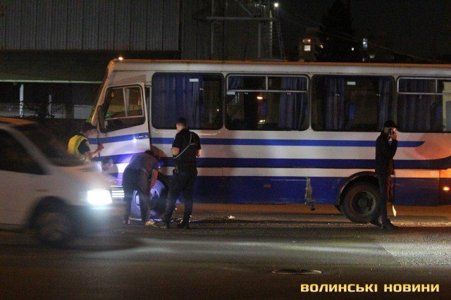 У Луцьку Mercedes не розминувся з автобусом. ФОТО