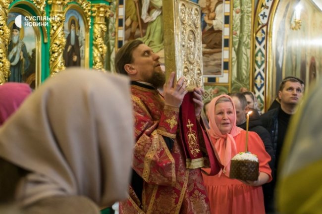 У Києво-Печерській лаврі великодні служби провели і ПЦУ, і УПЦ МП. ФОТО