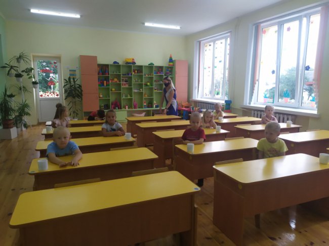 Маркування масок за кольорами та одноразові рушники: як в умовах карантину працює дитсадок поблизу Луцька