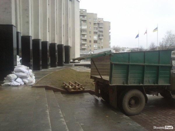 Під Волинською ОДА «завершилася» революція. ФОТО