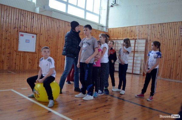 Бігали, раділи, вболівали: у Ковелі школярі змагалися на святкових «Веселих стартах»