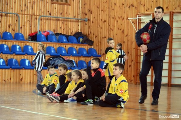 Бігали, раділи, вболівали: у Ковелі школярі змагалися на святкових «Веселих стартах»