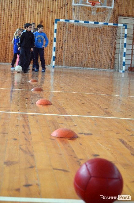 Бігали, раділи, вболівали: у Ковелі школярі змагалися на святкових «Веселих стартах»