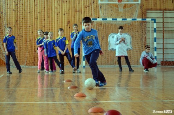 Бігали, раділи, вболівали: у Ковелі школярі змагалися на святкових «Веселих стартах»