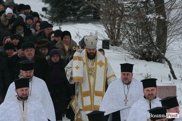 У Луцьку на  Водохреще близько  сотні людей купалися в крижаній воді. ФОТО