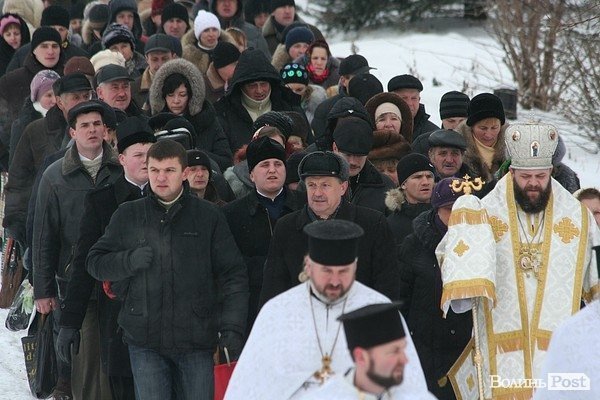 У Луцьку на  Водохреще близько  сотні людей купалися в крижаній воді. ФОТО