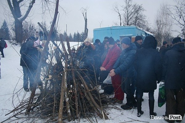 У Луцьку на  Водохреще близько  сотні людей купалися в крижаній воді. ФОТО