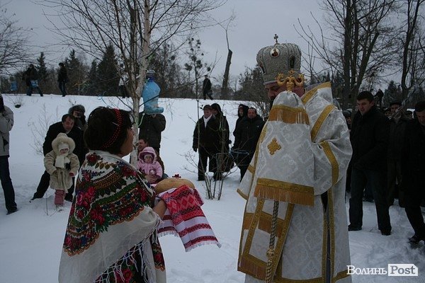 У Луцьку на  Водохреще близько  сотні людей купалися в крижаній воді. ФОТО