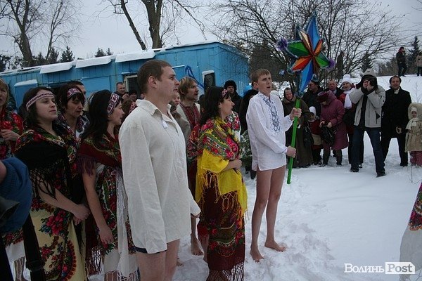 У Луцьку на  Водохреще близько  сотні людей купалися в крижаній воді. ФОТО