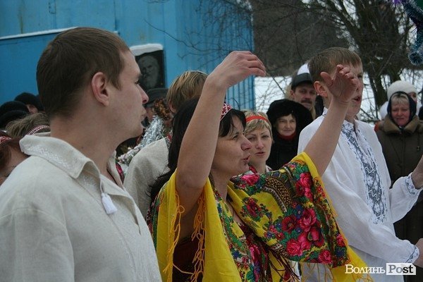У Луцьку на  Водохреще близько  сотні людей купалися в крижаній воді. ФОТО