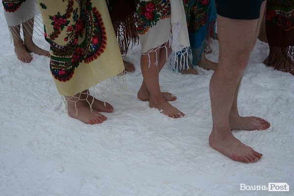 У Луцьку на  Водохреще близько  сотні людей купалися в крижаній воді. ФОТО