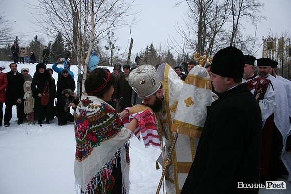 У Луцьку на  Водохреще близько  сотні людей купалися в крижаній воді. ФОТО