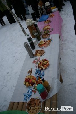 У Луцьку на  Водохреще близько  сотні людей купалися в крижаній воді. ФОТО