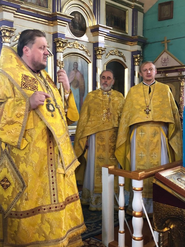 У Сусвалі, де понад рік не вщухали церковні баталії між УПЦ (МП) та ПЦУ, відбулася перша служба. ФОТО