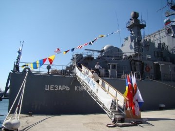 Російський бойовий корабель увійшов в акваторію Керчі