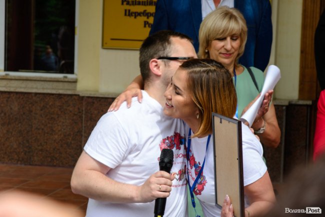 Люди з пересадженими органами посадили біля лікарні у Луцьку Алею життя. ФОТО