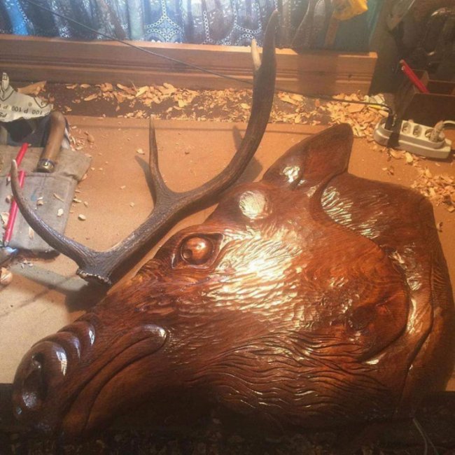 (Не) жіноче ремесло: як дівчина з Волині займається різьбленням по дереву