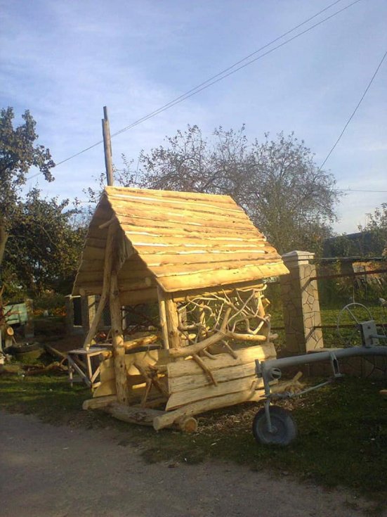 (Не) жіноче ремесло: як дівчина з Волині займається різьбленням по дереву