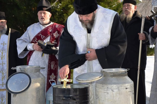 Владика Михаїл освятив воду на «Луцькводоканалі». ФОТО