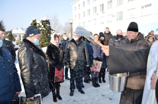Владика Михаїл освятив воду на «Луцькводоканалі». ФОТО