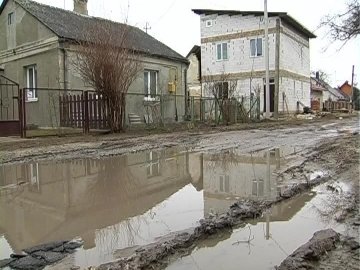 Мешканці луцької вулиці потопають у болоті