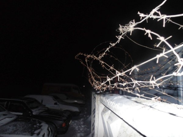 На деяких ділянках периметру бази є колючий дріт