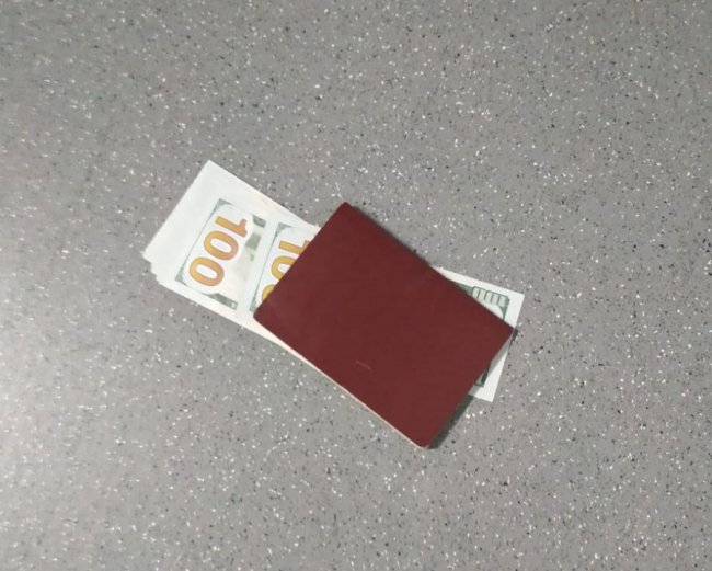 Українські прикордонники знайшли та повернули іноземцю паспорт та гроші. ФОТО