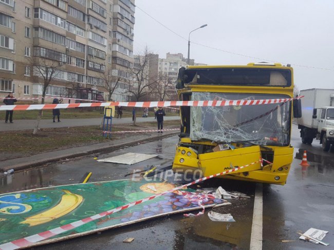 Їхав швидко і невпевнено: у Києві автобус врізався у вантажівку