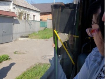 У маршрутці під час руху відвалилися двері. ФОТО