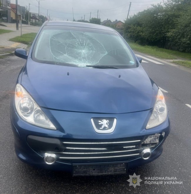 На Волині водій злетів у кювет і перекинувся: в салоні було двоє дітей 9 і 4 років