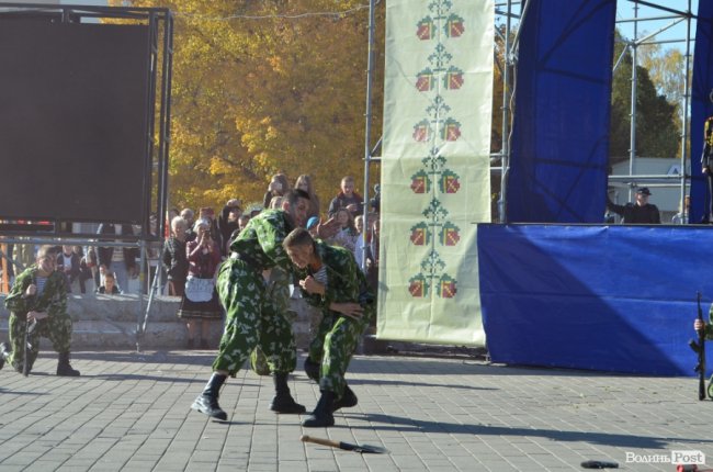 «Нам є що захищати»: урочиста посвята ліцеїстів у Луцьку.  ФОТО