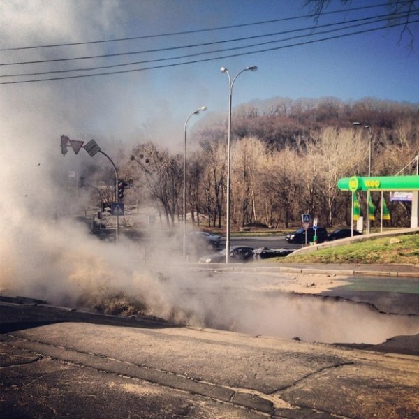 У центрі Києва ‒ величезна яма. ФОТО