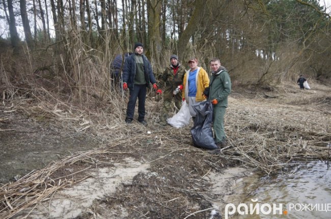 Волинські рибалки прибрали берег озера від сміття. ФОТО