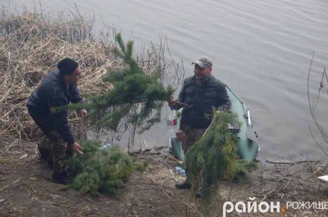 Волинські рибалки прибрали берег озера від сміття. ФОТО
