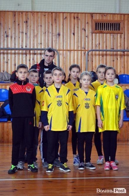 Бігали, раділи, вболівали: у Ковелі школярі змагалися на святкових «Веселих стартах»