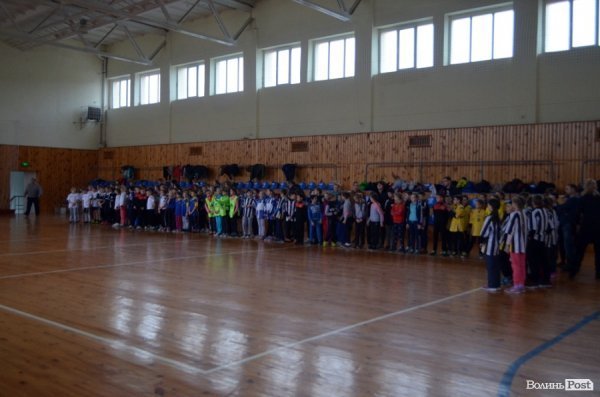 Бігали, раділи, вболівали: у Ковелі школярі змагалися на святкових «Веселих стартах»