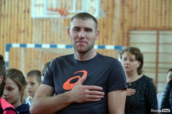 Бігали, раділи, вболівали: у Ковелі школярі змагалися на святкових «Веселих стартах»