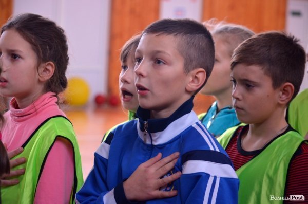 Бігали, раділи, вболівали: у Ковелі школярі змагалися на святкових «Веселих стартах»