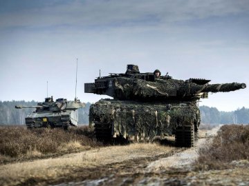 Європарламент офіційно закликав Шольца дати Україні танки і ППО