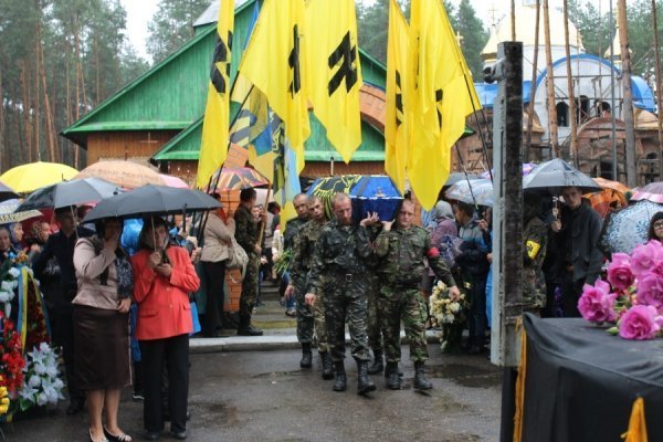Поховали двох волинян, які загинули на Сході України. ФОТО
