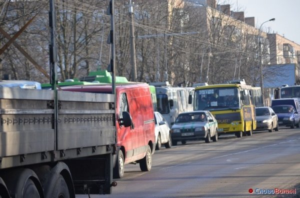 У Луцьку - тролейбусний затор. ФОТО