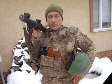 На Волині люди навколішки зустріли Героя Олександра Костюка. ФОТО