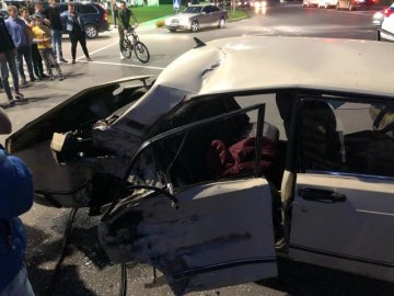 На Волині трапилася ДТП за участю мотоцикла і автомобіля «ВАЗ», якому внаслідок аварії відірвало колесо. ФОТО