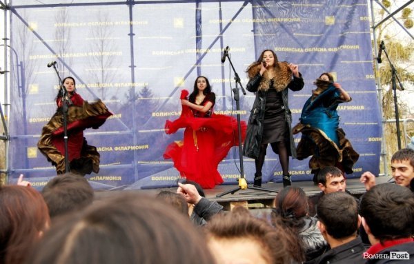 У центрі Луцька гуляли цигани. ФОТО