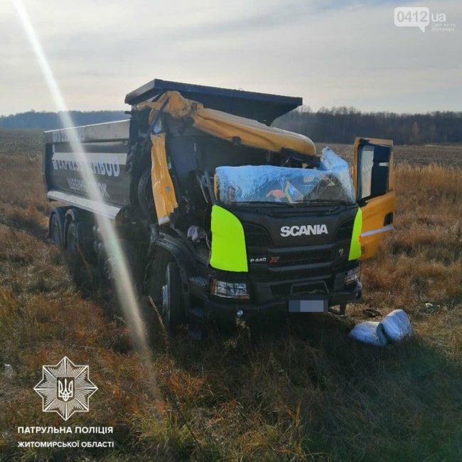 На трасі Київ-Ковель-Ягодин вантажівка зіткнулася з трактором: є постраждалий