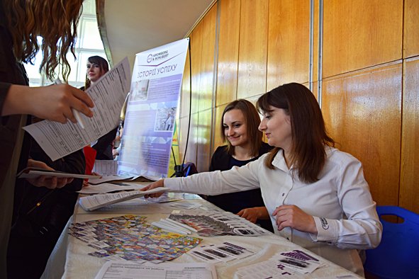 Герой дня - студент Коля, що працює на «Кромберзі»*