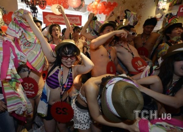 У Японії голим покупцям роздавали одяг. ФОТО