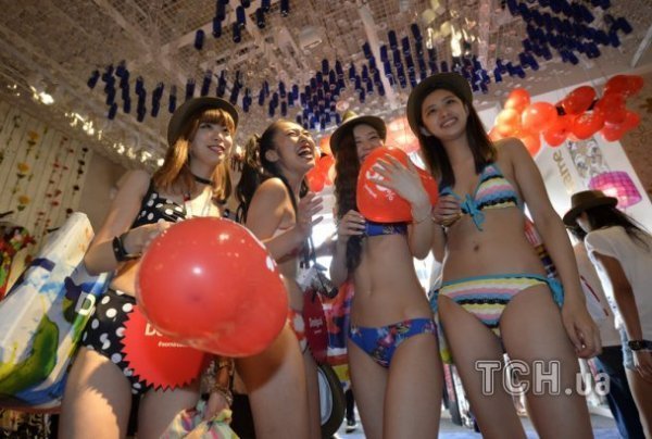 У Японії голим покупцям роздавали одяг. ФОТО